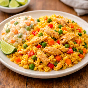 Arroz con pollo + ensalada rusa + vegetales