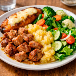 Cerdo en trozos con papas + plátano con queso + vegetales + ensalada