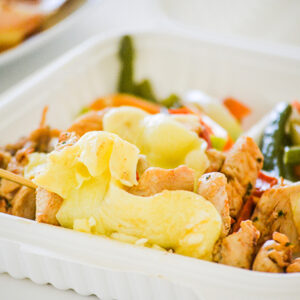 Fajitas de pollo a la caribeña + papas + ensalada