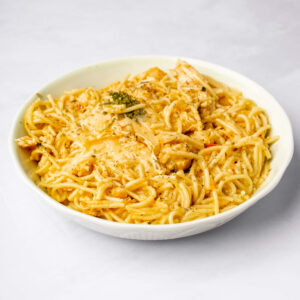 Pasta con pollo en salsa blanca