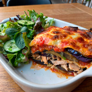 Lasaña de berenjena con pollo y salsa natural + ensalada verde