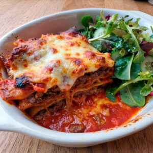 Lasaña de carne en salsa de tomate + ensalada verde