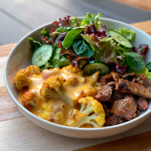 Mac and cheese de coliflor con carne de res + ensalada