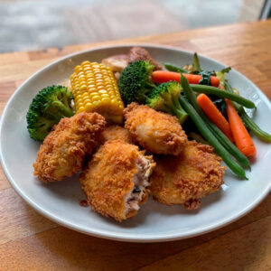 Nuggets de pollo con elote y vegetales