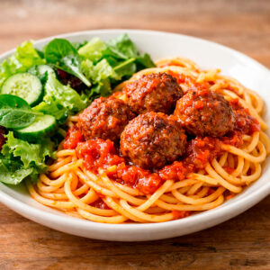 Pasta con albóndigas de carne molida en salsa de tomate + ensalada verde