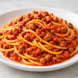 Pasta con carne molida en salsa de tomate