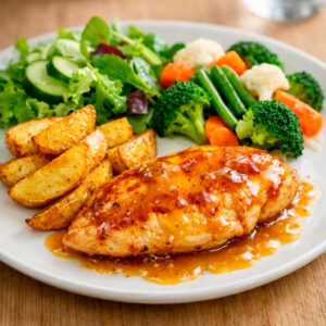 Pollo mostaza miel + gajos de papa + vegetales mixtos al vapor + ensalada verde