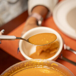 Sopa azteca con pollo mechado, chips y queso