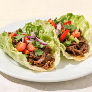 Tacos de lechuga con carne mechada y vegetales